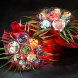 Bouquet gourmand, un bouquet de fleur contenant des bonbons ou des chocolats
